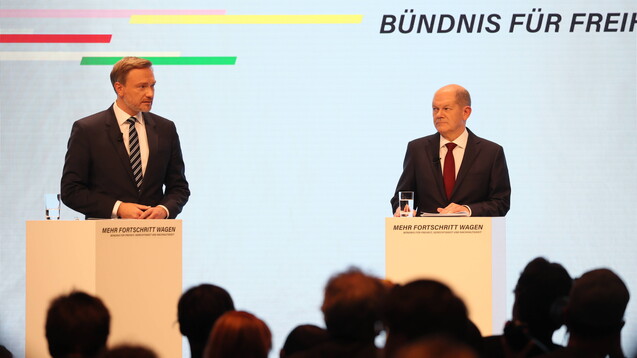 Der wohl zukünftige Bundeskanzler Olaf Scholz (SPD, rechts) mit FDP-Chef Christian Lindner bei der Präsentation des Koalitionsvertrags der Ampel-Partner. (s / Foto: IMAGO / Emmanuele Contini)