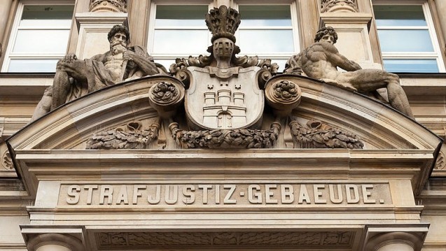Im Justizforum am Sievekingplatz in Hamburg begann am Dienstag der Prozess gegen den Geschäftsführer einer Radiologiepraxis und einen Apotheker. (Foto: Ajepbah)