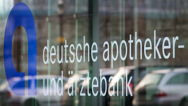 Nach wochenlangem Chaos und Unmut nach der missglückten IT-Migration der Apobank entschuldigt sich der Vorstand öffentlich in einem Brief an die Apobank-Kunden. (s / Foto: picture alliance / dpa | Martin Gerten)