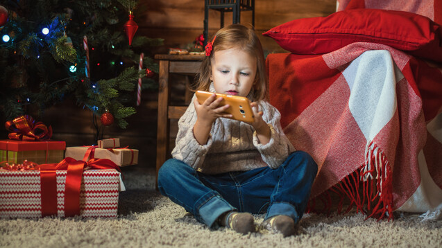 Ein Smartphone für die Kinder zu Weihnachten? Das birgt nicht nur zwischenmenschliches Konfliktpotenzial. (Foto: Anatoly Tiplyashin / stock.adobe.com)