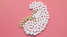 Auch bei Arzneimitteln wie NSAR, Metformin, Cetirizin oder hochdosierten Calciumpräparaten sowie Algedraten sollte an die Nieren gedacht werden. (x / Foto: Lilia / stock.adobe.com)