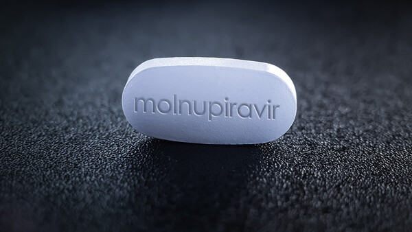 Wie kann Molnupiravir bei COVID-19 angewendet werden?