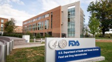 Die US-amerikanische Zulassungsbehörde FDA lässt wie auch die europäische Arzneimittelagentur EMA Arzneimittel teils über beschleunigte Verfahren zu. (Quelle: picture alliance / AP Photo)