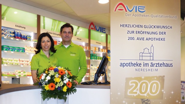 Sie freuten sich über Umbau-Unterstützung durch die Kooperation: Ehepaar Boving in der Apotheke im Ärztehaus in Neresheim. (Foto: Avie)