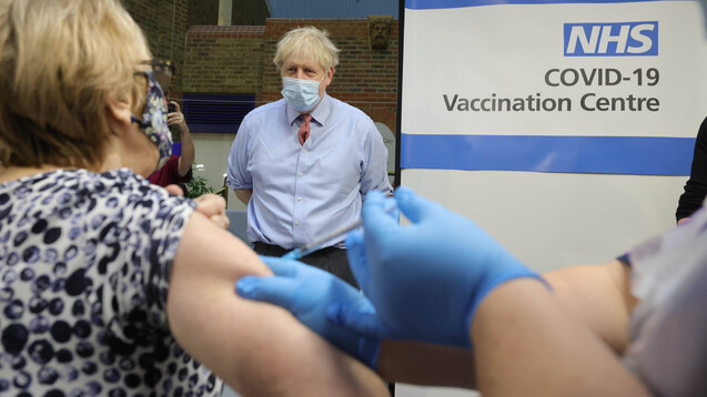 Der britische Premierminister Boris Johnson sieht zu, wie Lyn Wheeler am 8. Dezember 2020 im Guy's Hospital in London eine Impfstoffinjektion gegen COVID-19 erhält. (Foto: imago images / Xinhua)&nbsp;