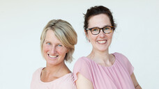 Apothekerin Friederike Klemm und Hebamme Kerstin Lüking entwickeln Produkte, die Mütter im Heilungsprozess nach der Geburt unterstützen. (Alle Fotos: wochenbettbox.de)