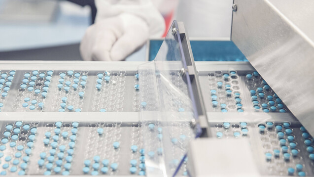 Riskante Abhängigkeiten: Die im Bundesverband der Arzneimittel-Hersteller vereinten Unternehmen fordern Anreize, um die Produktion in die EU zurückzuverlagern. ( r / Foto: imago images / PhotoAlto)