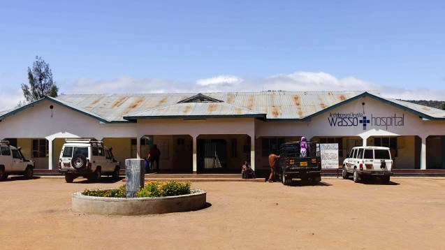 Das Foto zeigt das Wasso-Hospital im Norden Tansanias. Dort soll der Bau einer Apotheke die ambulante Arzneimittelversorgung verbessern. (Foto: APOTHEKER HELFEN e.V.)
