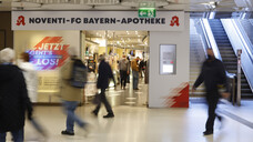 Noventi und der FC Bayern haben zum Start ihrer Partnerschaft die „Noventi-FC Bayern-Apotheke” eröffnet. &nbsp; &nbsp;(Foto: Franziska Krug/Getty Images)