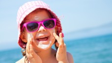 Wichtig: Sonnenschutz für Kinder. Aber welcher ist richtig? (Foto: yanlev/Fotolia)