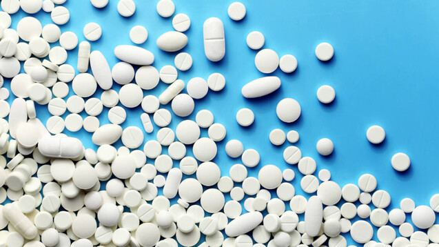 Titandioxid wird in Tabletten hauptsächlich als Lichtschutz und Farbstoff verwendet. (s / Foto: Pavel Kubarkov / AdobeStock)