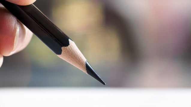 Kugelschreiber oder Bleistift? Blau oder rot? Gibt es Vorgaben, wie ein Rezept unterschrieben sein muss? (Foto:  jakkaje8082 / stock.adobe.com)
