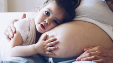 Den Sicherheitsbedenken zum Trotz gibt es sogar Hinweise auf vorteilhafte Wirkungen von Statinen in der Schwangerschaft, allen voran die Vorbeugung einer Präeklampsie. (Foto: SianStock / AdobeStock)