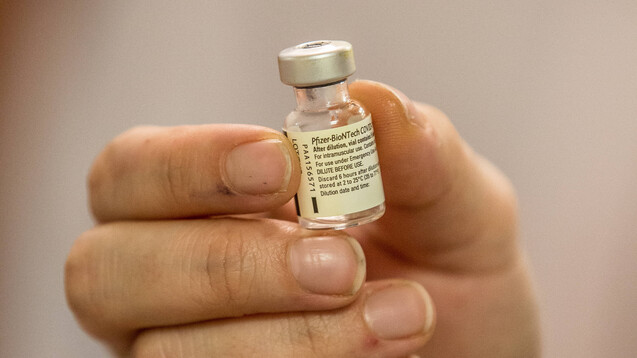 Für den vollen Impfschutz müssen zwei Dosen des Impfstoffs „Comirnaty“ von Biontech&nbsp;und Pfizer&nbsp; im Abstand von etwa drei Wochen verabreicht werden. (Foto: imago images / Hans Lucas)