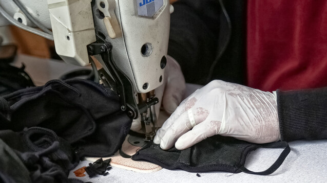 Viele Flüchtlinge übernehmen in der Coronakrise Gemeinwohlaufgaben, wie etwa das Maskennähen. (s / Foto: imago images / insiderphoto)