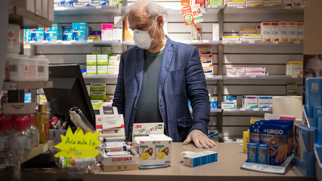 Apotheker in Frankreich sollen ab jetzt öfter Rezepte verlängern dürfen und im ganzen Land Atemschutzmasken verteilen. (m / Foto: imago images / Steinert)