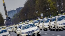 Nicht nur in Berlin: Taxen protestierten am Mittwoch gegen die geplante Liberalisierung der Beförderungsbranche, 
insbesondere gegen den Fahrdienst Uber. (c / Foto: imago)