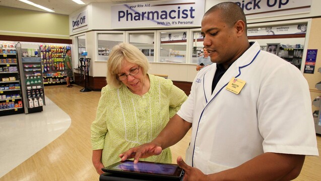 Die Apotheker beraten die Patienten auf Grundlage eines Bewertungsformulars, um festzustellen, ob ein Rezept medizinisch angebracht ist. ( r / Foto: Imago)