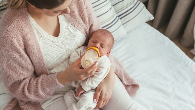 Manchmal muss die Mutter nach der Geburt noch Schmerzmittel einnehmen. Dann stellt sich die Frage: Fläschchen oder weiter stillen? (s / Foto: Alena Ozerova /
stock.adobe.com)