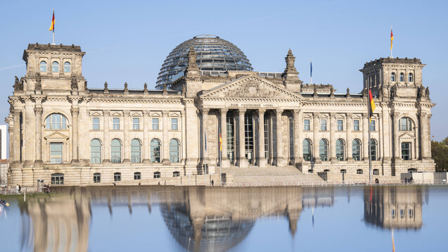 Im Bundestag wird diese Woche das dritte Digitalisierungsgesetz von Bundesgesundheitsminister Jens Spahn (CDU) beschlossen – samt erweitertem Makelverbot für E-Rezepte. (Foto: IMAGO / Political-Moments)