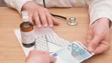 Ärzte, die Arzneimittel an Patienten abgeben? Bislang gibt es dafür in der Politik keinen klaren Zuspruch. (j/picunique / stock.adobe.com)