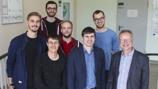 Prof. Dr. Andreas Hilgeroth (1. v. r.) und sein Team von der Uni Halle arbeiten an einem neuen Angriffsziel im Stoffwechsel grampositiver Bakterien. (m / Foto: Uni Halle / Markus Scholz)