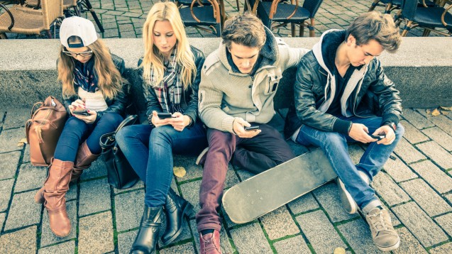 Zwischen Nerv und Sucht: Jugendliche im Griff ihres Smartphones. (Foto: ViewApart/Fotolia)