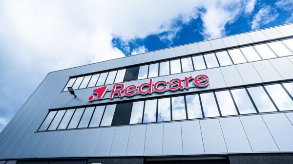 Redcare Pharmacy verringert Verlust und baut Vorstand um