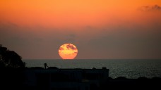 Zwischen Sonnenauf- und Sonnenuntergang fasten gläubige Muslime während des Ramadan, auch Arzneimittel. Foto: El Paparazzo / stock.adobe.com)