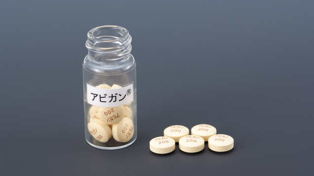Dieses Bild des japanischen Influenza-Arzneimittels Avigan (Favipiravir) wurde bereits im Oktober 2014 von Fujifilm Corp. zur Verfügung gestellt. Wird es im Kampf gegen COVID-19 helfen können? (t/Foto: picture alliance / Ho / Fujifilm Corp. / dpa)