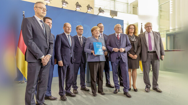 Unter anderem Bundeskanzlerin Angela Merkel (CDU) und Bundesgesundheitsminister Jens Spahn (ebenfalls CDU) nahmen Anfang November das Jahresgutachten der „fünf Wirtschaftsweisen“ entgegen. (m / Foto: imago)