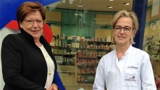 MdB Jutta Eckenbach besucht die Essener Apothekerin Doris Schönwald. (Foto: AVNR)