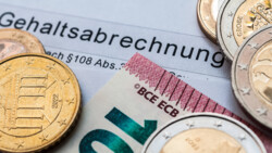 Bundeskanzler Scholz fordert, den Mindestlohn schrittweise von derzeit 12,41 Euro auf 15 Euro zu erhöhen. (Foto: IMAGO / Zoonar)