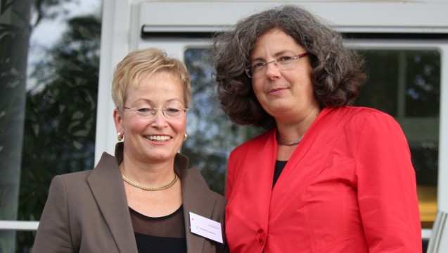 Andrea Lorenz und Almuth Hartwig-Tiedt beim 25-jährigen AVB-Jubiläum. (Foto: Baumgart/AVB)