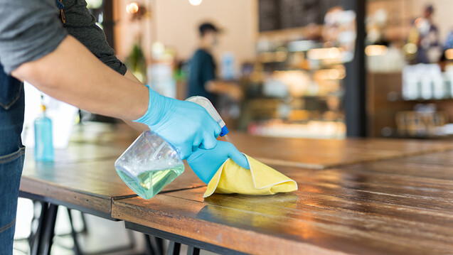 Wenn Gastronomien geöffnet haben dürfen, sprühen sie häufig nach jedem Besucher die Tische mit Desinfektionsmitteln ein, statt diese zu reinigen. Forscher warnen nun vor der möglichen Gefahr eines Zuviels an Hygiene. (Foto: bignai / stock.adobe.com)