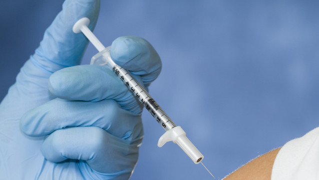 Laut einem Gerichtsurteil müssen Arbeitgeber nicht haften, wenn nach Impfungen im Betrieb Impfschäden entstehen. (Foto: Worldwide / Adobe Stock)