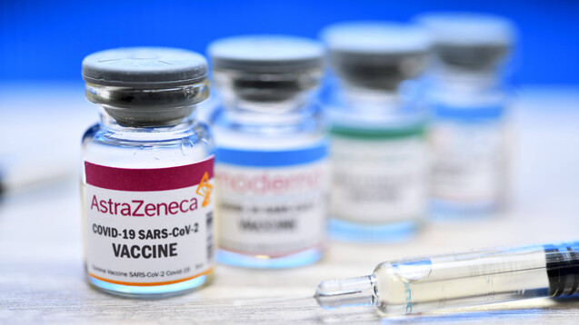 Der im Vergleich preiswertere Corona-Impfstoff von AstraZeneca kann im Gegensatz zu dem von Biontech/Pfizer und Moderna bei normaler Kühlschranktemperatur für sechs Monate gelagert werden. (Foto: imago images / Christian Ohde)