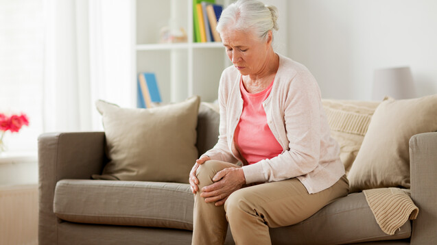Wer an Arthrose im Knie leidet, erhofft sich oft eine Linderung durch Nahrungsergänzungsmittel. ( r / Foto: Syda Productions / stock.adobe.com)