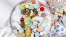 In der Serie „Medikation unter der Lupe“ geben Expert:innen Tipps für die Medikationsanalyse. (Foto:&nbsp;tunedin /AdobeStock)