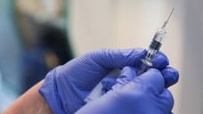 In seinem neusten Positionspapier fordert der BPhD, dass, wenn die geplanten Modellprojekte zur Grippeschutzimpfung gut laufen, man das Angebot auch auf andere Impfungen ausweiten müsse, um langfristig Impfquoten zu erhöhen. ( r / Foto: imago images / ITAR-TASS)