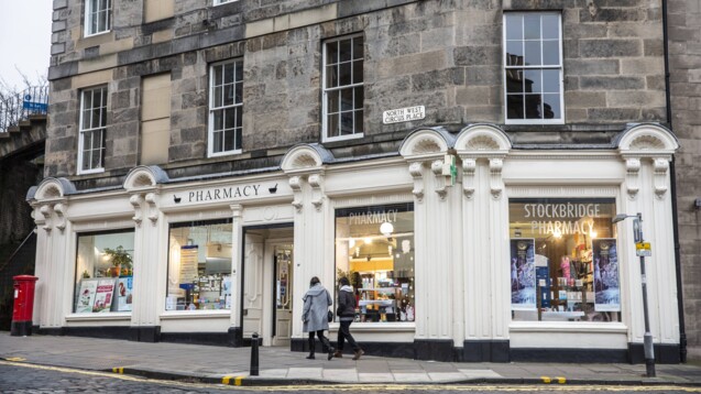 Eine Apotheke im schottischen Edinburgh. Hier könnte bald die Krebsfrüherkennung angeboten werden. (Foto: IMAGO / Loop Images)