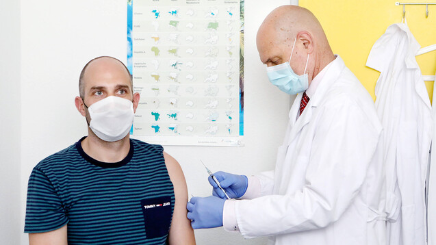 Die Impfstoff-Forschung gegen SARS-CoV-2 schreitet voran. Hier ist Prof. Dr. Peter Kremsner (Institut für Tropenmedizin Tübingen) zu sehen, wie er einen Probanden mit dem Impfstoff von Curevac in der 1. Phase der klinischen Studie impft. (c / Foto: imago images / ULMER Pressebildagentur)