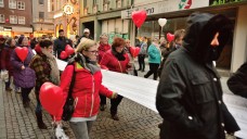 In Bottrop trugen Demonstranten Listen mit Namen von Patienten durch die Stadt, die womöglich von dem Fall betroffen sind. Die Apotheke hat inzwischen eine neue Betreiberin. (Foto: hfd / DAZ.online)