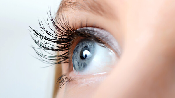 Dr. Theiss verspricht mit Patentblau-V-Augentropfen „strahlende Ergebnisse“