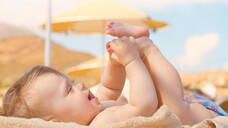 Sonne vermag nicht nur das Gemüt, sondern auch den Vitamin-D-Spiegel zu heben. Allerdings sollen Säuglinge im ersten Lebensjahr keiner direkten Sonne ausgesetzt werden. (c / Foto: Vitalinka / AdobeStock)