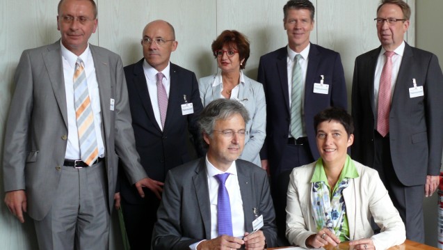 Ministerin Steffens und Kassenvertreter unterzeichnen die Vereinbarung zur Gesundheitskarte für Flüchtlinge. (Foto: MGEPA NRW)