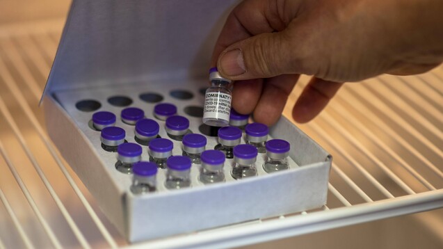 Die ABDA will, dass die Apotheken für die Versorgung der Arztpraxen mit COVID-19-Impfstoffen besser vergütet werden. (c / Foto: IMAGO / imagebroker)