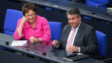 Übergabe im Wirtschaftsministerium: Sigmar Gabriel wird Außenminister und übergibt das BMWi an Brigitte Zypries. (Foto: dpa)