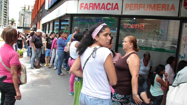 Vor den Apotheken in Venezuela bilden sich seit Jahren oft Warteschlangen, weil Arzneimittel zur Mangelware geworden sind. ( r / Foto: Imago)