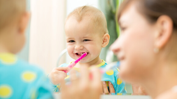 Lange waren sich Kinder- und Zahnärzte über die ideale Kariesprophylaxe im Säuglings- und Kleinkindalter uneinig.(Foto: Oksana Kuzmina / AdobeStock)</span><span>&nbsp;